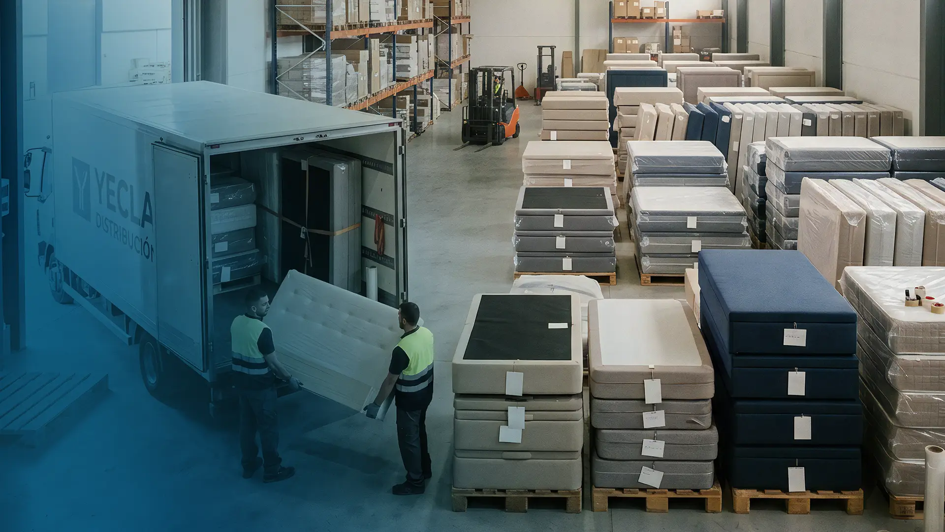 Almacén de producción de canapés y bases tapizadas para distribución mayorista de YoniCam